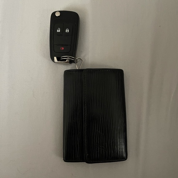 SOLD! Louis Vuitton 6 Key Epi Noir - Picture 2 of 5